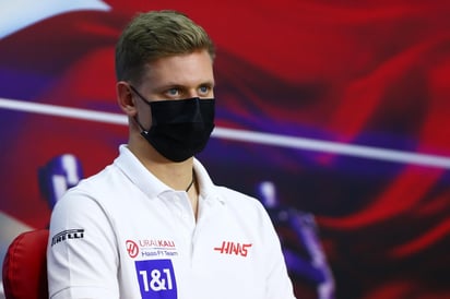 Mick Schumacher aseguró sus grandes expectativas para su primera temporada dentro de la Fórmula Uno, en la cual correrá para Haas. El alemán, campeón de la Fórmula 2, no escondió su emoción previo al Gran Premio de Bahrein, a correrse este fin de semana en el arranque de la campaña 2021 y de su trayectoria en la máxima categoría.(ARCHIVO)
