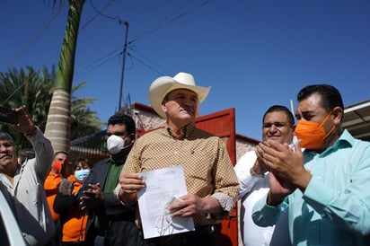 Aguilera dijo que cuenta con respaldo del dirigente estatal del MC, Oscar García Barrón, así como el candidato por Distrito 03 federal, el también ex priista y exalcalde lerdense, Roberto Carmona, además de simpatizantes y militantes lerdenses.
(EL SIGLO DE TORREÓN)