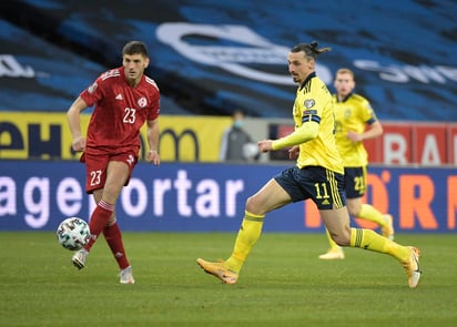 El delantero del Milan Zlatan Ibrahimovic reveló este jueves al término del partido contra Georgia (1-0), el primero en su vuelta a la selección después de cinco años, que había cantado por primera vez la letra del himno sueco por una promesa al seleccionador, Jan 'Janne' Andersson. (EFE)
