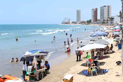 La intención es que pequeños núcleos familiares puedan pasar el día en las playas, instalándose con una distancia de una familia a otra de 20 metros, no levantar campamentos, enramadas y desalojar estos espacios a las 18:00 horas, comentó.
(ARCHIVO)