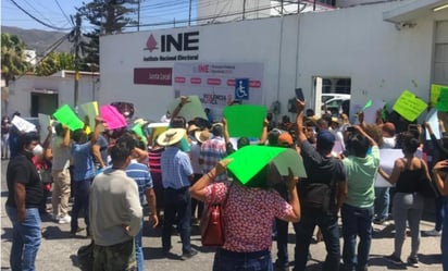 Simpatizantes de Félix Salgado Macedonio protestaron en las Juntas locales del Instituto Nacional Electoral (INE) de Chilpancingo, Acapulco, Taxco, Zihuatanejo, Tlapa, Iguala y Altamirano por la cancelación de su registro como candidato de Morena a la gubernatura de Guerrero. (ESPECIAL)