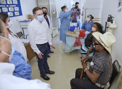 Durante el arranque de la aplicación de vacunas anti-COVID en la zona rural de Gómez Palacio, el gobernador realizó supervisión.