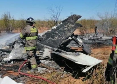 Luego de que una avioneta se desplomó este sábado tras impactarse contra cables de alta tensión en las inmediaciones del hipódromo de Hermosillo, Sonora, se informó que cuatro personas murieron y tres más se encuentran lesionadas. (Twitter) 