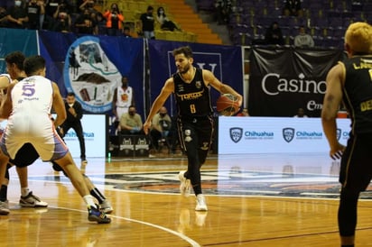 Cristian Cortés promedia cerca de 15 puntos por partido con los Bureles en la actual temporada.