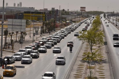 Los Servidores de la Nación informaron a El Siglo de Torreón que la lentitud en la aplicación de los biológicos obedecía a que en los filtros la gente de menos de 80 años se rehusaba a devolverse. (ÉRICK SOTOMAYOR)