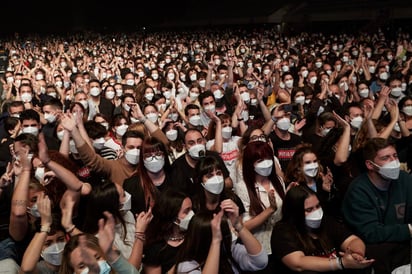 Cinco mil fanáticos van a asistir a un concierto de rock en Barcelona el sábado tras someterse a pruebas instantáneas de COVID-19, probando su efectividad para prevenir brotes del coronavirus en grandes eventos públicos. (ARCHIVO)
