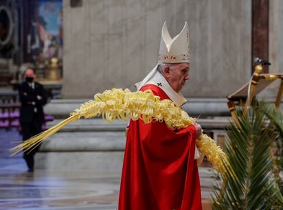 Francisco suele liderar una procesión del Domingo de Ramos por la Plaza de San Pedro y después celebrar una misa al aire libre para decenas de miles de fieles; por segundo año consecutivo celebró sin gente. (EFE) 