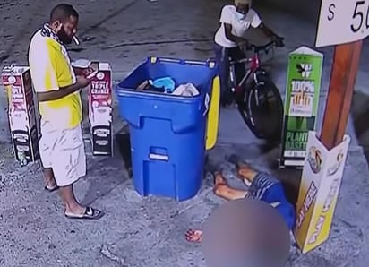 Cámaras de seguridad captaron el momento ene el que el menor colapsa en las calles del barrio de Brownsville, durante la madrugada del sábado (ESPECIAL)  