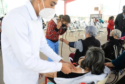 Ayer domingo se aplicaron 2 mil 755 biológicos contra el virus SARS-CoV-2 a las personas de la tercera edad. (JESÚS GALINDO)