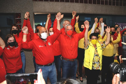 Acudió acompañado de su familia, así como de militancia y simpatizantes del mismo PRI y del Partido de la Revolución Democrática (PRD), partido en el que además se ha integrado una alianza para buscar ganar la alcaldía en las elecciones del próximo domingo 6 de junio.
(JESÚS GALINDO)