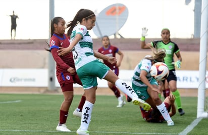  El Santos Laguna Femenil sigue soñando con la liguilla del Guardianes 2021. Esta tarde en el TSM derrotaron 2-1 al Cruz Azul, en lo que también representó para las albiverdes, su primer triunfo en casa de la actual campaña. (JESÚS GALINDO)