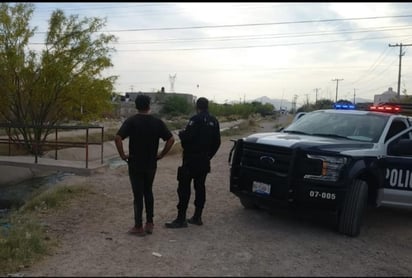 Al correr tras un globo un pequeño de tres años terminó dentro de un canal de riego en Gómez Palacio, siendo rescatado de lo profundo del agua por vecinos. (EL SIGLO DE TORREÓN)