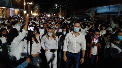 Durante la noche de este lunes, tras una alianza de facto de última hora entre el Partido del Trabajo y Unidad Democrática de Coahuila, Carlos Jacobo Rodríguez González acudió a registrarse como candidato a la presidencia municipal de Piedras Negras, bajo la siglas del partido nacional; acompañado de su familia, militantes y simpatizantes. (RENÉ ARELLANO)