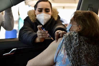 Ayer se llevó a cabo el tercer día de vacunación contra el COVID-19 a los adultos mayores de 80 años en Torreón en los macropuntos del drive-thru del Coliseo Centenario y el ITL. (ÉRICK SOTOMAYOR)