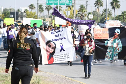 La protesta partió esta mañana del monumento al Campesino y terminó al exterior de la Fiscalía General del Estado delegación Laguna I donde colectivos feministas y la familia de Genoveva lanzaron consignas y denunciaron que a tres meses de lo ocurrido, el presunto responsable continúa prófugo.
(FERNANDO COMPEÁN)