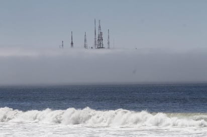 Alrededor del mediodía de este martes, una densa ola de neblina cubrió las playas de Mazatlán, Sinaloa, tomando por sorpresa a los turistas que se encontraban disfrutando de la orilla del mar. (Especial) 