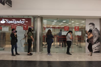 De acuerdo con la CNBV, los bancos que ofrecen sus servicios dentro de almacenes comerciales y supermercados abrirán al público estos días, en los horarios tradicionales, a pesar de ser días festivos. (ARCHIVO)