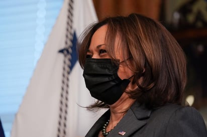 La vicepresidenta de Estados Unidos, Kamala Harris, encargada de la Casa Blanca para frenar la migración y de coordinarse con Centroamérica, conversó este martes con el presidente de Guatemala, Alejandro Giammattei. (EFE)
