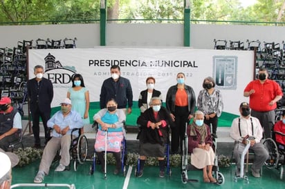 Como parte del programa de apoyo a sectores vulnerables y con el fin de que la gente con alguna
discapacidad, mejore su forma de vivir, el presidente municipal, Homero Martínez presidió la
entrega de 200 aparatos ortopédicos. (CORTESÍA)