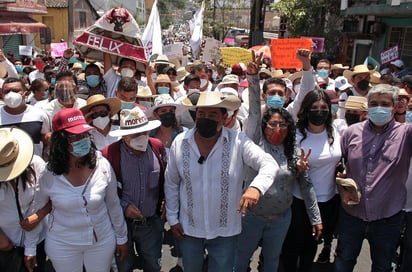 Con una movilización de más de 15,000 personas, el político Félix Salgado Macedonio, acusado de violación, inició este miércoles una protesta en la ciudad de Chilpancingo, capital del sureño estado de Guerrero, por la decisión de la autoridad electoral de anular su candidatura a gobernador de la entidad debido a irregularidades financieras. (EFE)