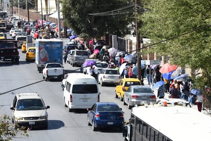 Se registró una larga fila de personas que no cumplían con el requisito de ser mayores de 80 años de edad en espera de ser vacunadas. (JESÚS GALINDO)