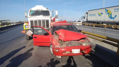 Los hechos ocurrieron la mañana de ayer sobre el puente Álamos, en el bulevar Ejército Mexicano. (EL SIGLO DE TORREÓN)