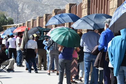 Adultos mayores y sus familiares pasan horas bajo los rayos solares en el ITL en espera de poder recibir una vacuna anti-COVID-19. (JESÚS GALINDO)