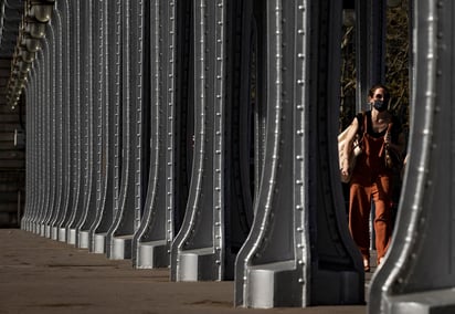 Las autoridades francesas registraron en las últimas 24 horas 50,659 nuevos casos del coronavirus, frente a los 59,038 positivos comunicados el día anterior, en plena instauración de restricciones suplementarias para tratar de frenar la expansión de la pandemia. (ARCHIVO) 