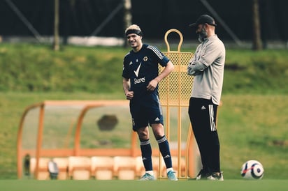 El jugador mexicano Raúl Jiménez ha demostrado mejoría física poco a poco luego de su lesión en el  cráneo, aunque ya fue dado de alta para entrenar nuevamente al parejo de sus compañeros , pero sin fecha definida para su su regreso a las canchas. (ESPECIAL) 