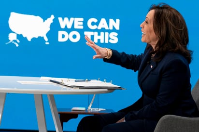 La vicepresidenta Kamala Harris habla en una reunión virtual con líderes comunitarios sobre la campaña de vacunación contra el COVID-19 en el Edificio Eisenhower, parte del complejo de la Casa Blanca, Washington, jueves 1 de abril de 2021. (AP Foto/Andrew Harnik) 