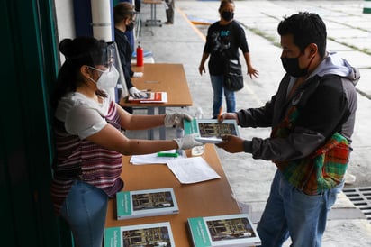 En una carta con fecha de este 1 de abril, dirigida a la secretaria de Educación Pública, Delfina Gómez Álvarez; a la subsecretaría de Educación Básica, Martha Velda Hernández Moreno; y al director de Materiales Educativos, Marx Arriaga, creadores gráficos -ilustradores, historietistas, narradores gráficos, caricaturistas, artistas visuales, muralistas, entre otros- solicitaron un diálogo público entre todos los actores involucrados en el tema de los libros de texto gratuito para reflexionar sobre la forma en que las partes -autoridades, maestros, ilustradores, pedagogos, escritores y otros especialistas- pueden aportar a la conformación de un proyecto de elaboración de los materiales educativos del país. (ARCHIVO)