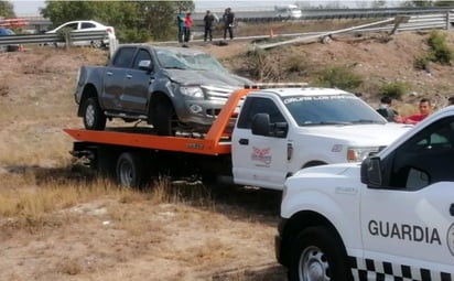  Cinco elementos de la Guardia Nacional que viajaban rumbo a Mazatlán, en una camioneta Ford Ranger, color gris, de modelo reciente, se volcaron al bajar del libramiento de la carretera Benito Juárez e intentar incorporarse a la maxipista Culiacán-Mazatlán. (ESPECIAL)