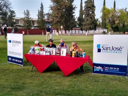 Con un breve pero emotivo acto, se puso en marcha al Torneo de Golf de Semana Santa en el Campestre Gómez Palacio.
(EL SIGLO DE TORREÓN)