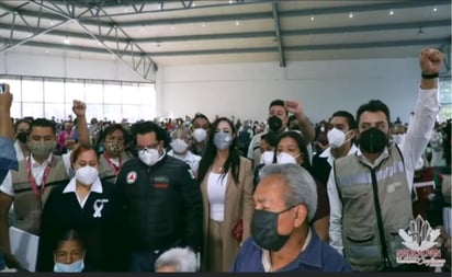 'Un aplauso también a nuestro presidente Andrés Manuel López Obrador' y a la presidenta municipal Patricia Durán Reveles, pidieron organizadores a adultos mayores, en el inicio de la vacunación masiva contra el COVID-19 en el Parque Naucalli, al reconocer al personal médico y a los Servidores de la Nación. (ESPECIAL)