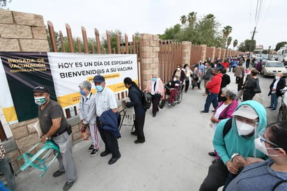 De nueva cuenta se registraron aglomeraciones de personas a las afueras del Tec de La Laguna. (FERNANDO COMPEÁN)