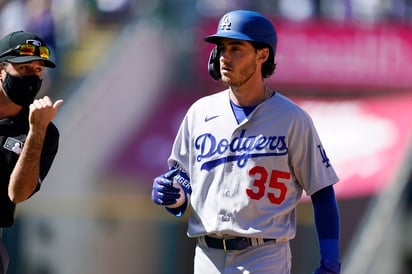 Cody Bellinger pegó un jonrón, pero fue invalidado ante un mal corrido de bases por parte de Justin Turner, en una curiosa situación. (AP)