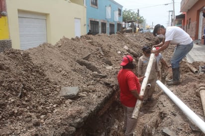 El daño en las redes de suministro de agua potable representa el principal motivo de fugas del vital líquido. (EL SIGLO DE TORREÓN) 