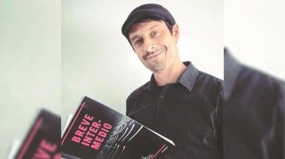 Santiago Manuel Fernández es un actor, director y artista de circo desde 2001, quien con su libro, Breve intermedio, que acaba de lanzar, plasma la forma en la que 40 artistas de 40 países han atravesado el primer año de confinamiento. (ESPECIAL) 

