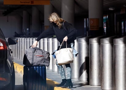 os estadounidenses que ya hayan sido vacunados pueden volver a incluir los viajes a su lista de actividades, de acuerdo con unas directrices emitidas el viernes por los Centros para el Control y Prevención de Enfermedades de Estados Unidos. (ARCHIVO) 
