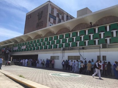 Francisco Colin Ramírez, adulto mayor, jubilado con la pensión más baja y empacador de un centro comercial para sobrevivir, denunció que en febrero y marzo no le surtieron la medicina para su esposa.
(ARCHIVO)