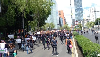 En el inicio de la movilización grupos de encapuchados comenzaron destrozos en las estaciones del Metrobús ubicada sobre el paseo de la Reforma.
(ESPECIAL)