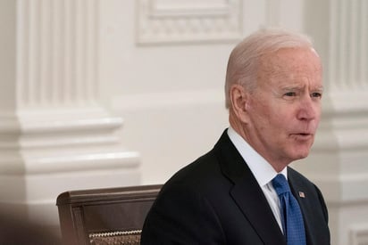 El presidente de Estados Unidos, Joe Biden, expresó este viernes su pesar tras el 'violento ataque' contra policías que custodiaban el Capitolio, en el que murió un uniformado y otro resultó herido, envió condolencias a sus familias y ordenó ondear a media asta las banderas en la Casa Blanca. (EFE)
