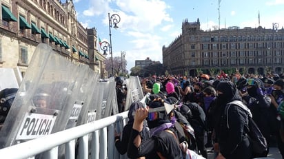 Colectivos feministas ingresaron pasada de las 16:00 horas al Zócalo capitalino, luego de marchar desde el Monumento a la Revolución a casa Quintana Roo ubicada en la colonia Roma.
(ESPECIAL)