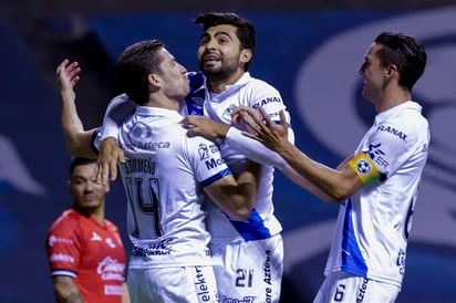 Santiago Ormeño convirtió un penal, Salvador Reyes consiguió un golazo y Maximiliano Araujo hizo el otro tanto para que Puebla remontara y venciera el viernes 3-1 a Mazatlán en la reanudación del torneo Clausura mexicano. (JAM MEDIA) 
