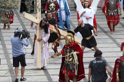 La fe provocó que 150 nazarenos intentaran hacer el recorrido por las calles, pese a que este año no estaría permitido.