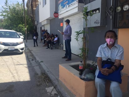 Doña Sanjuana fue la primera en llegar a la Facultad de Medicina de la UJED para formarse y recibir hoy la vacuna.