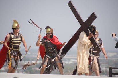 Al lugar solo acudieron autoridades municipales para acompañar a los actores durante la transmisión del viacrucis.