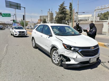 La conductora de la camioneta chocó por alcance al motociclista y lo proyectó varios metros.