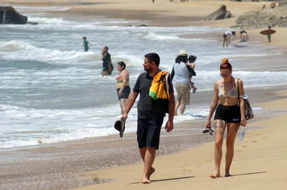 Los visitantes, entre extranjeros y nacionales, acceden de tres en tres hasta que el mismo número de personas abandonan el lugar. (EFE)