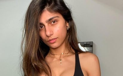 La modelo libanesa mostró su espalda descubierta desde una tina de baño (@MIAKHALIFA) 